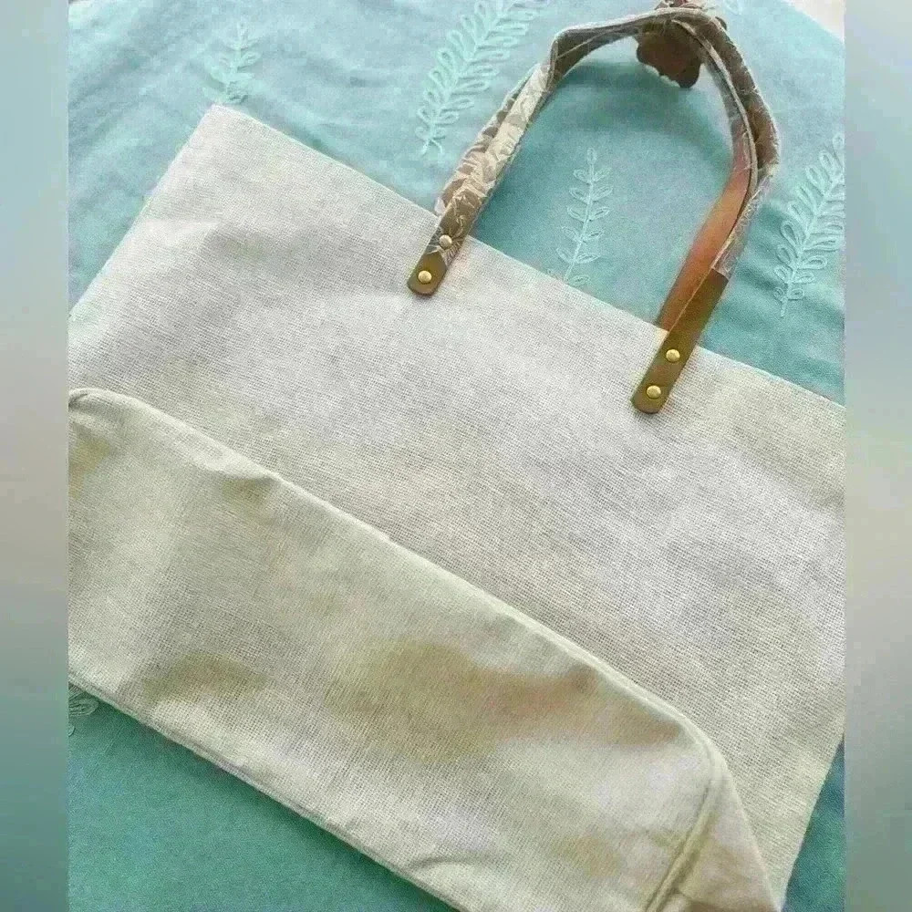 👰 NWT Large  Silver Sequence Bride Tote with leather brown handles - Picture 5 of 6